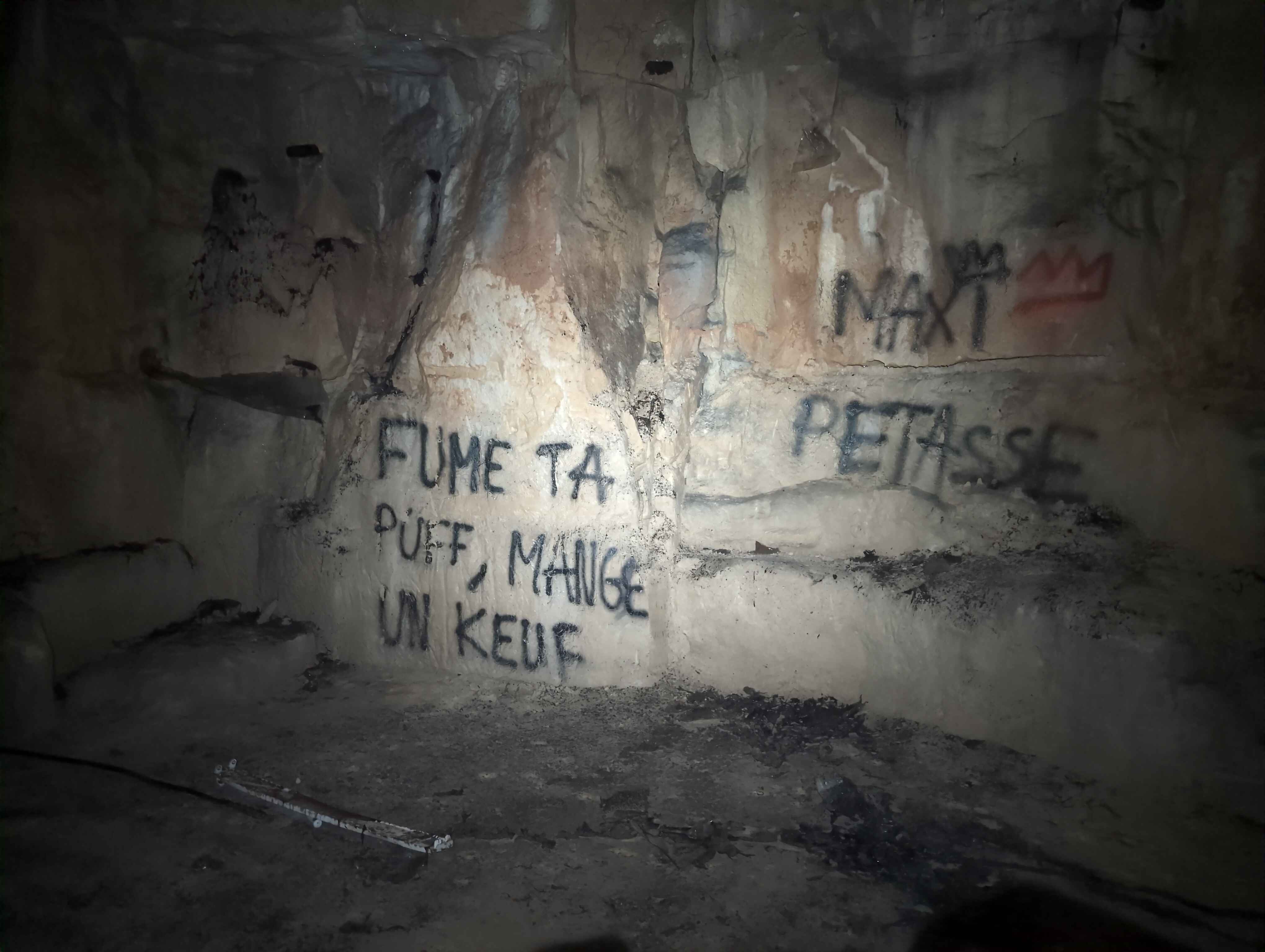 'Fume ta puff, mange un keuf' sur un mur